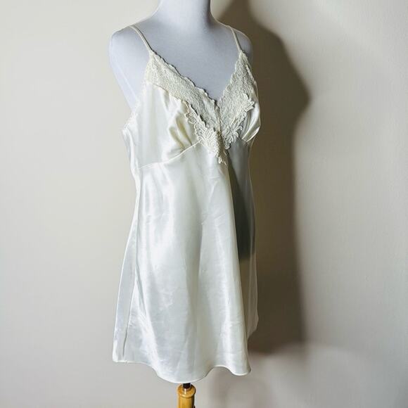 Victoria’s Secret Vintage Ivory Lace Trim Satin Chemise - Picture 3 of 6